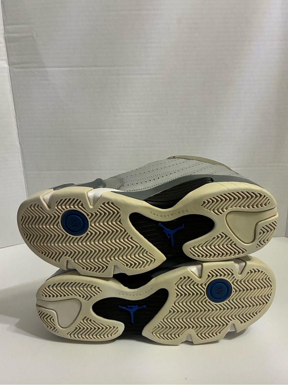 Jordan Men’s Low-Top Sneakers in Grey with Blue Jumpman - Picture 6 of 8
